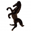 Конь черный на дыбах