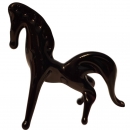 Лошадь черная стоя