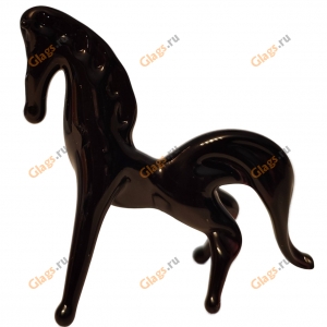 Лошадь черная стоя