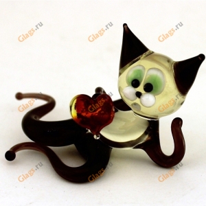 Кот с сердцем из цветного стекла